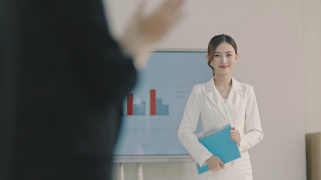 職場中的這位美女在一次重大項目的演講中找到了自信的人生；